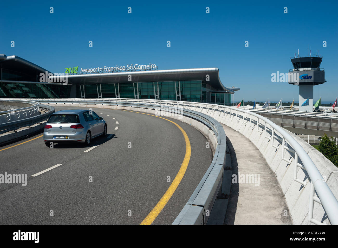 16.06.2018, Porto, Portugal, Europa - Blick auf die Zufahrtsstraße, Terminal und Tower am internationalen Flughafen Porto Francisco Sa Carneiro. Stockfoto