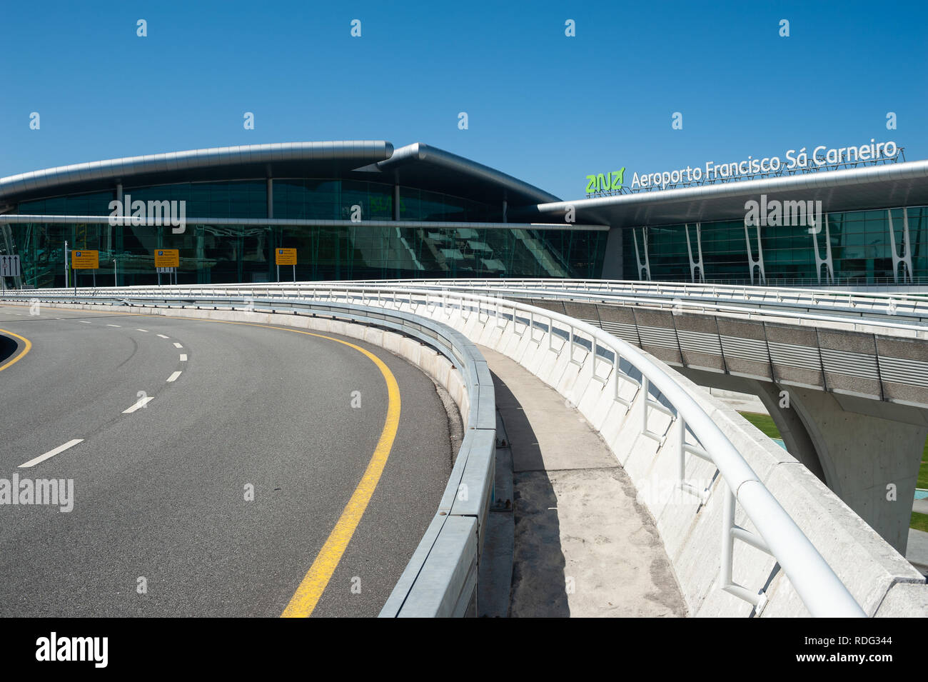 16.06.2018, Porto, Portugal, Europa - Blick auf die Zufahrtsstraße und Terminals am Internationalen Flughafen Porto Francisco Sa Carneiro. Stockfoto