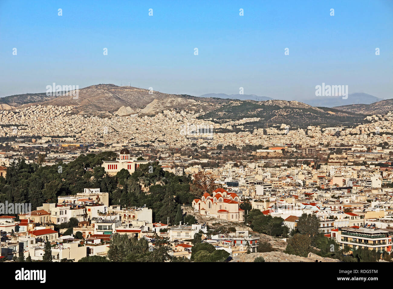 Athen, Nationale Beobachtungsstelle und der St-Marina Kirche von Akropolis Stockfoto