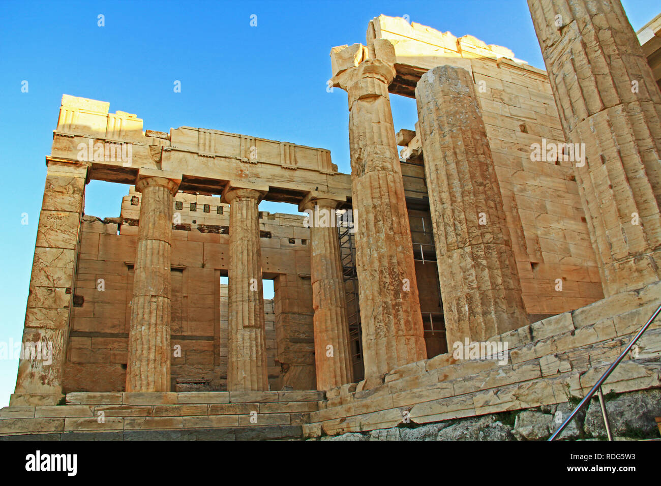 Eingang zur Akropolis direkt über das Theater Odeon des Herodes Stockfoto