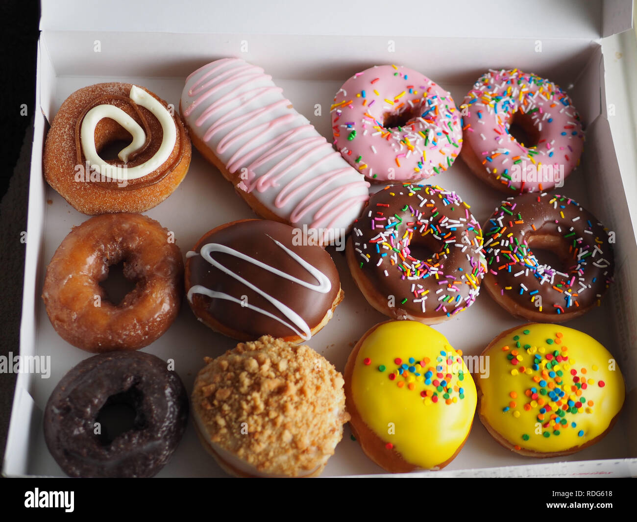 Ein Dutzend bunte Donuts von Krispy Kreme Stockfoto