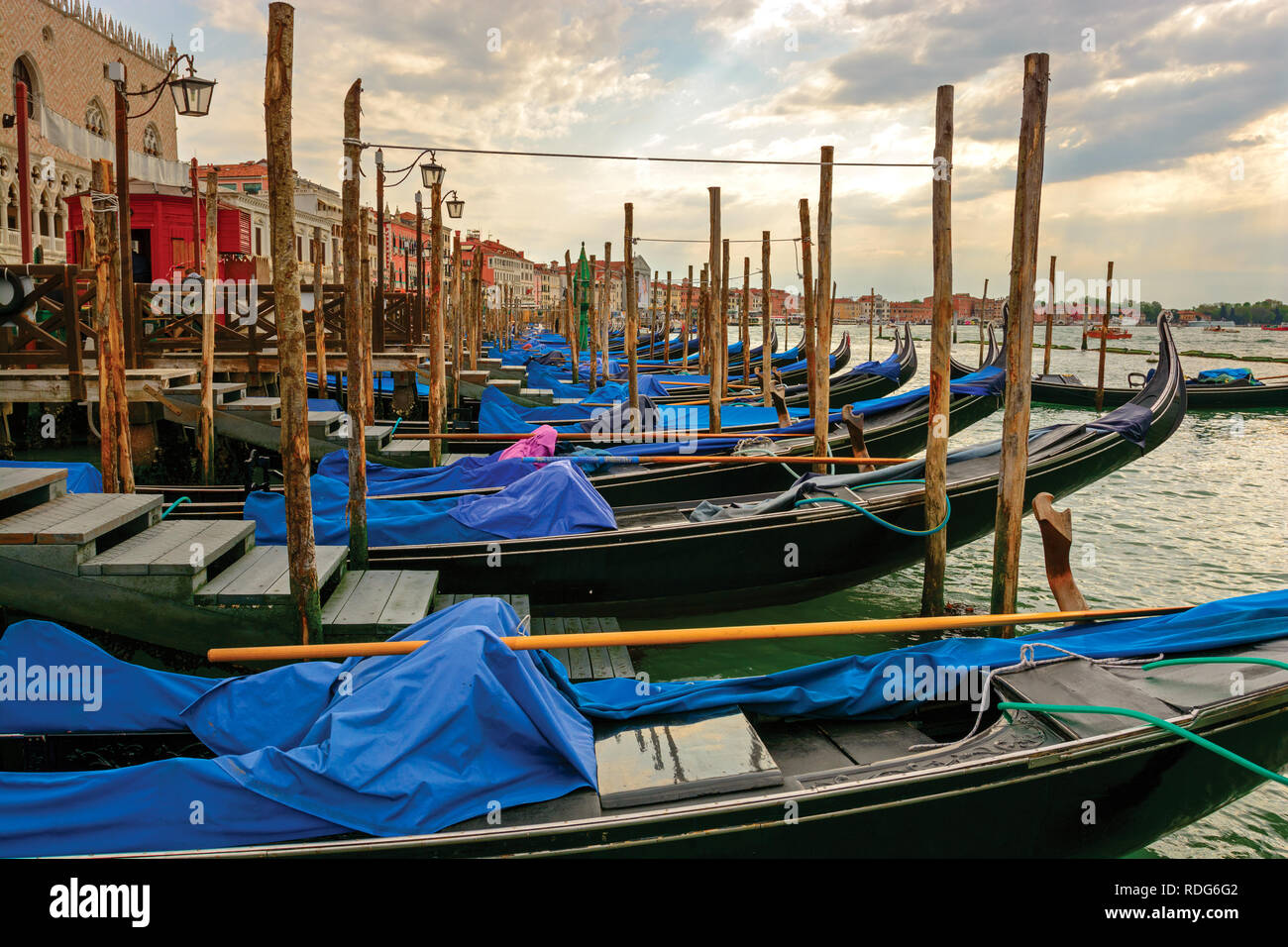 Gondeln an Liegeplätzen, Venedig. Perspektivische Ansicht entlang der verankert Gondel Zeile Stockfoto