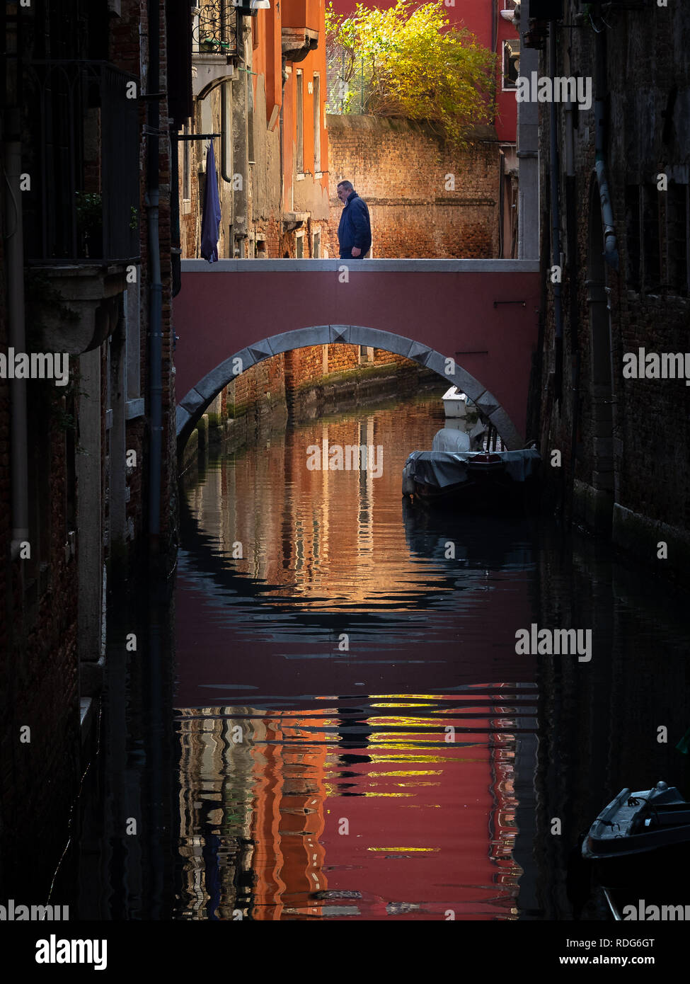 Person auf der Brücke Stockfoto