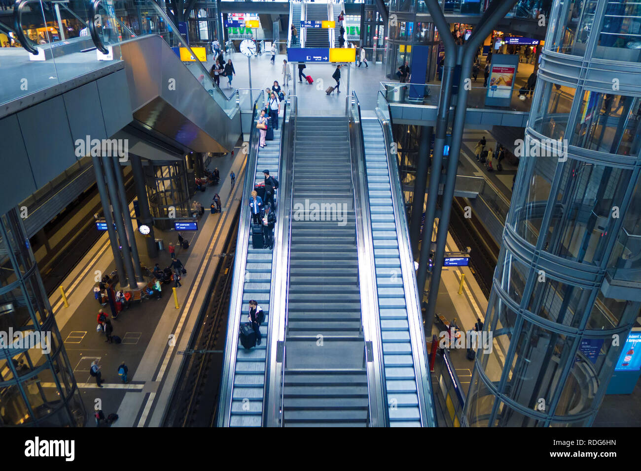 Berlin Hauptbahnhof Interieur. Treppenhaus Stockfoto