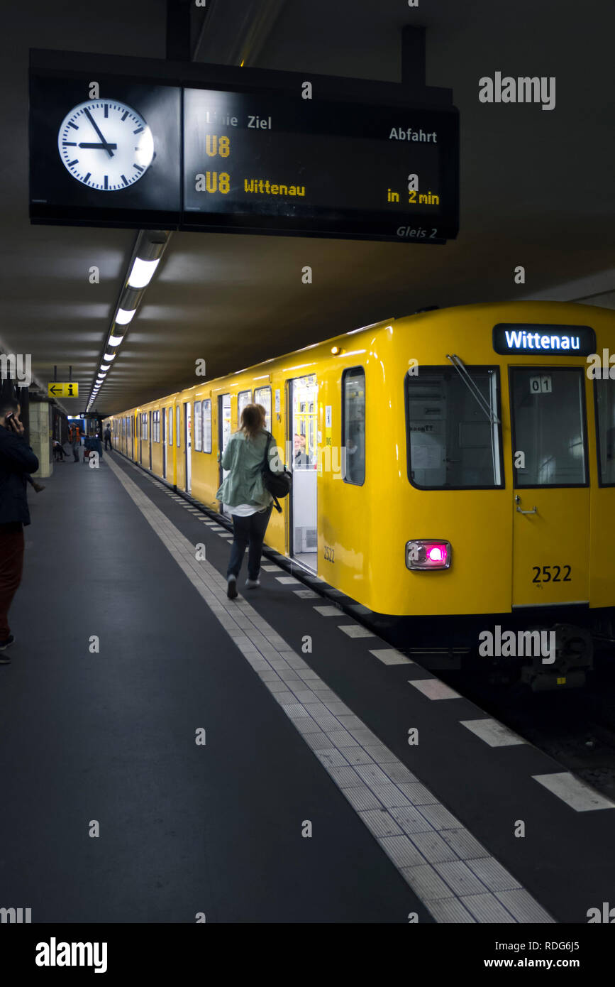 Frau laufen, um den Zug in Berliner U-Bahn Stockfoto