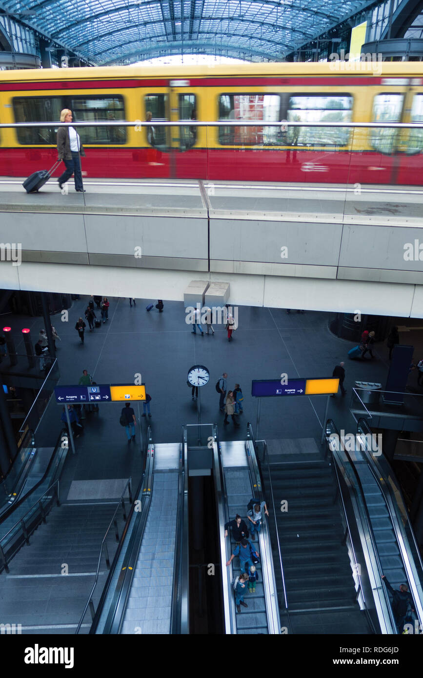Berlin Hauptbahnhof. Mit der S-Bahn über Passagier Plattform Stockfoto