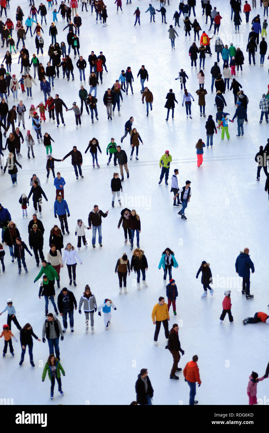Eisbahn voller Menschen skating. Ansicht von oben Stockfoto