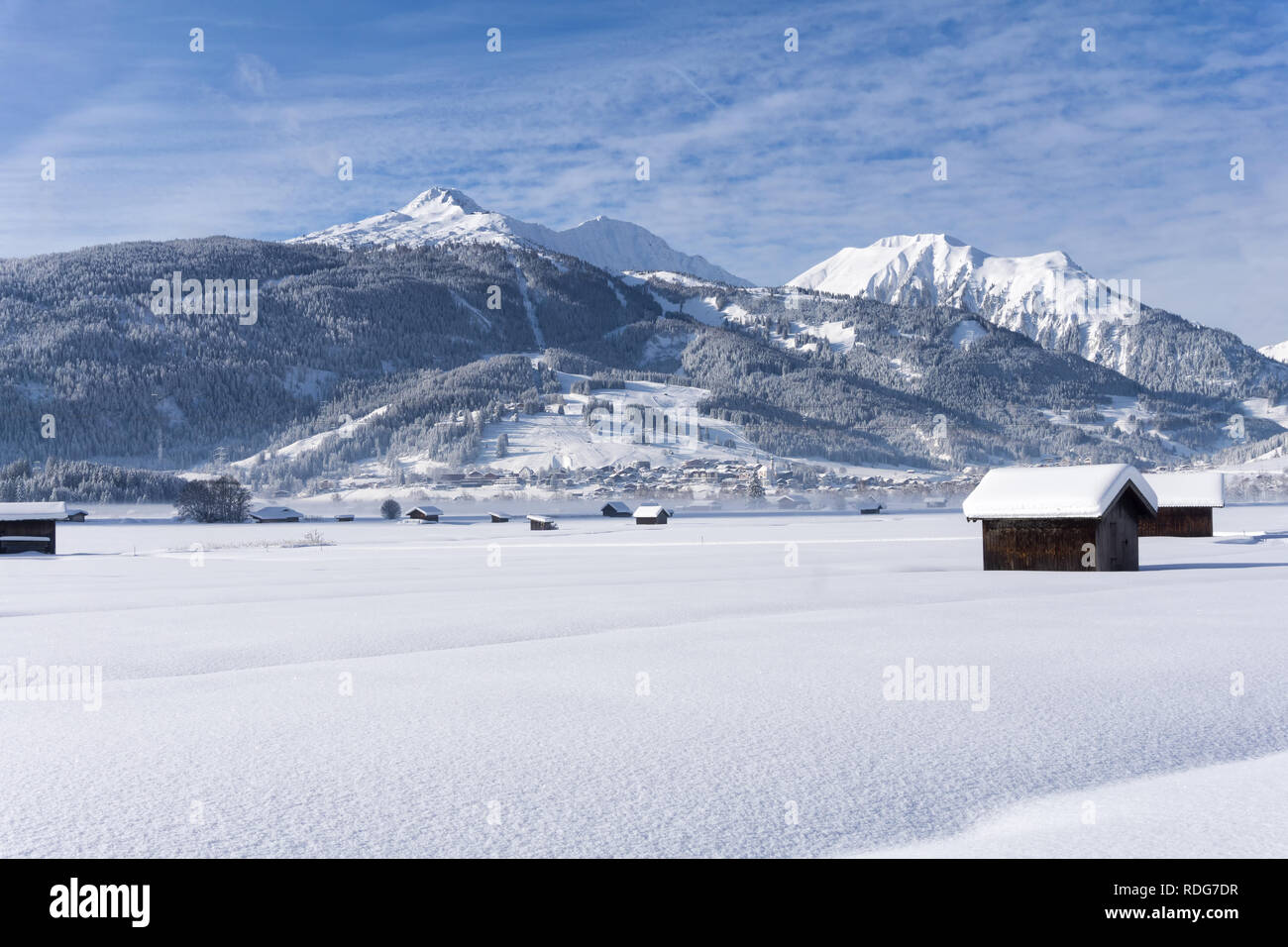 Ski Resort, Lermoos, Tirol, Österreich, Europa. Winter Berglandschaft, sonnigen Tag mit weißen Wolken am blauen Himmel. Stockfoto