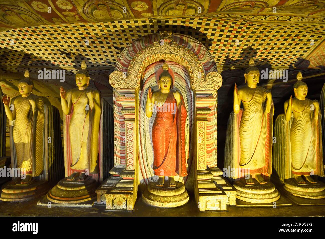 Buddha-Statuen und Wandmalereien in einem der Höhlentempel des Goldenen Tempel, UNESCO-Weltkulturerbe, Dambulla Stockfoto