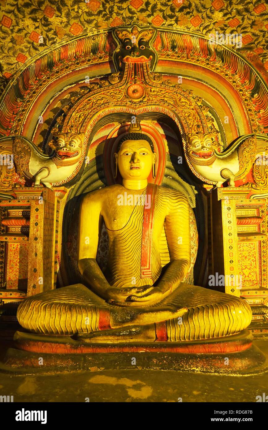 Buddha Statue und Wandmalereien in einem der Höhle, Tempel des Goldenen Tempel, Weltkulturerbe der UNESCO, Dambulla, zentrale Provinz Stockfoto