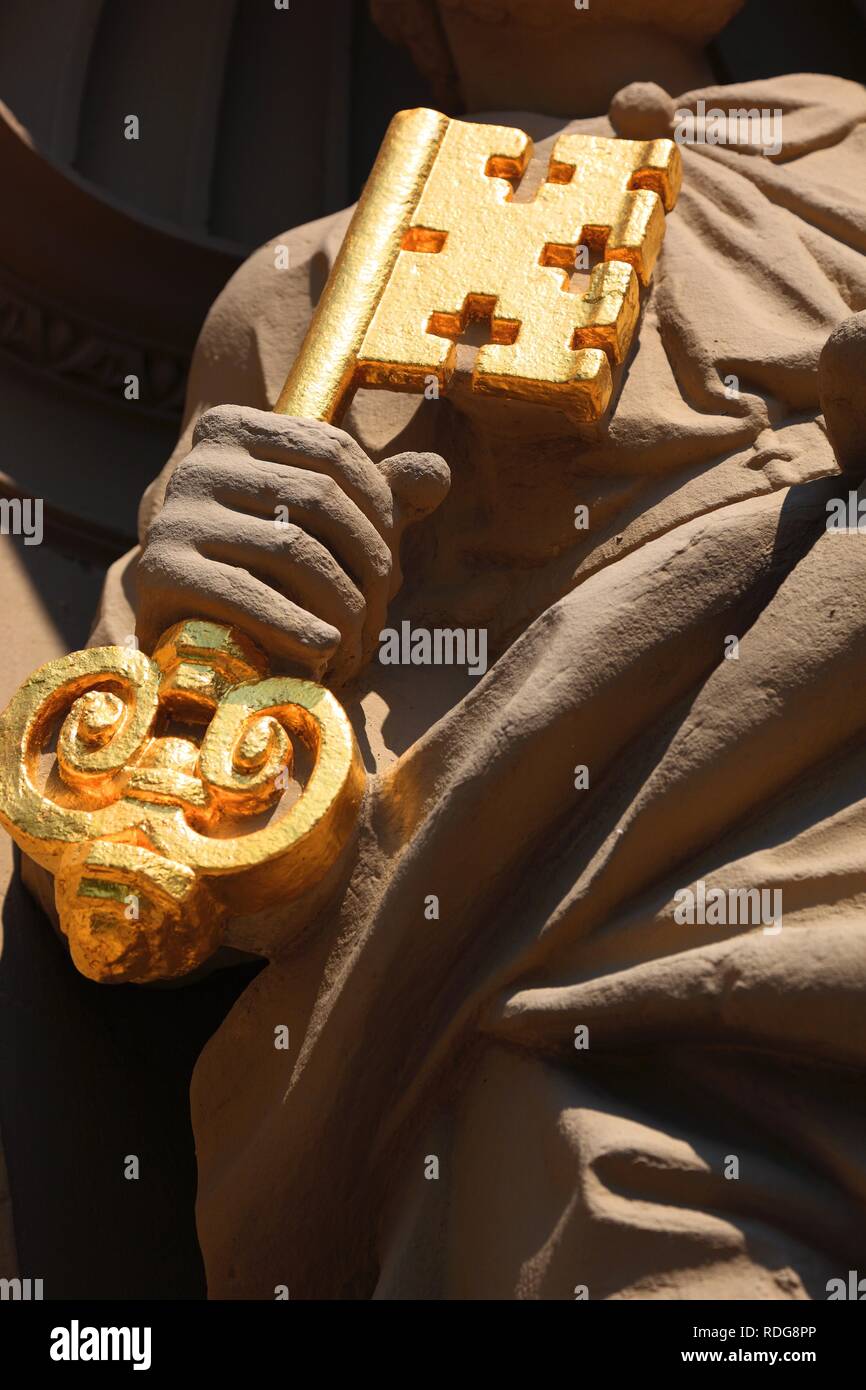 Goldene Schlüssel, Detail des Portals der Wallfahrtskirche Maria im Sand Dettelbach - Landkreis Kitzingen, Unterfranken Stockfoto Goldene Schlüssel, Detail des Portals der Wallfahrtskirche Maria im Sand Dettelbach - Landkreis Kitzingen, Unterfranken Stockfoto