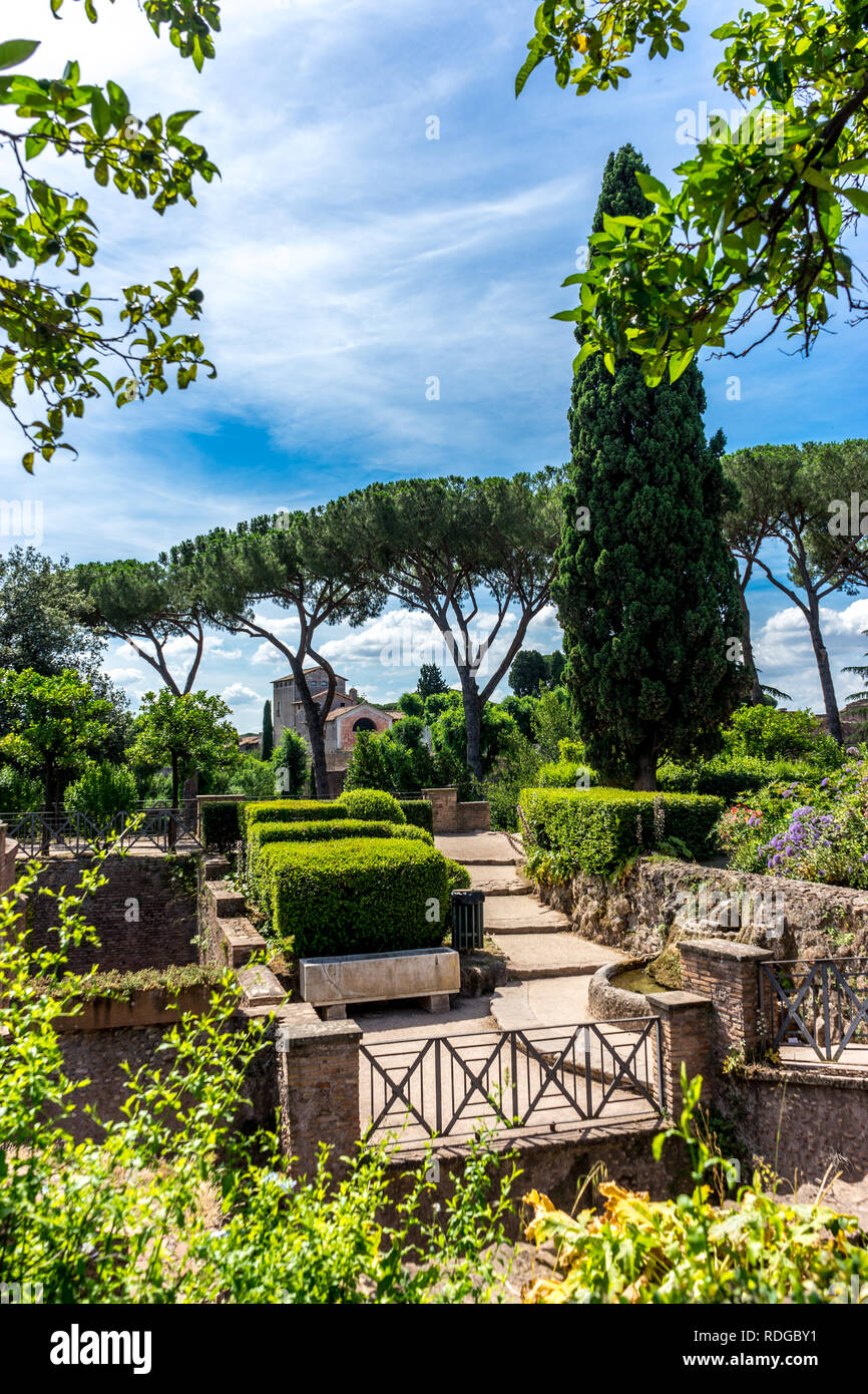 Europa, Italien, Rom, Forum Romanum, eine hölzerne Statue in einem Garten Stockfoto