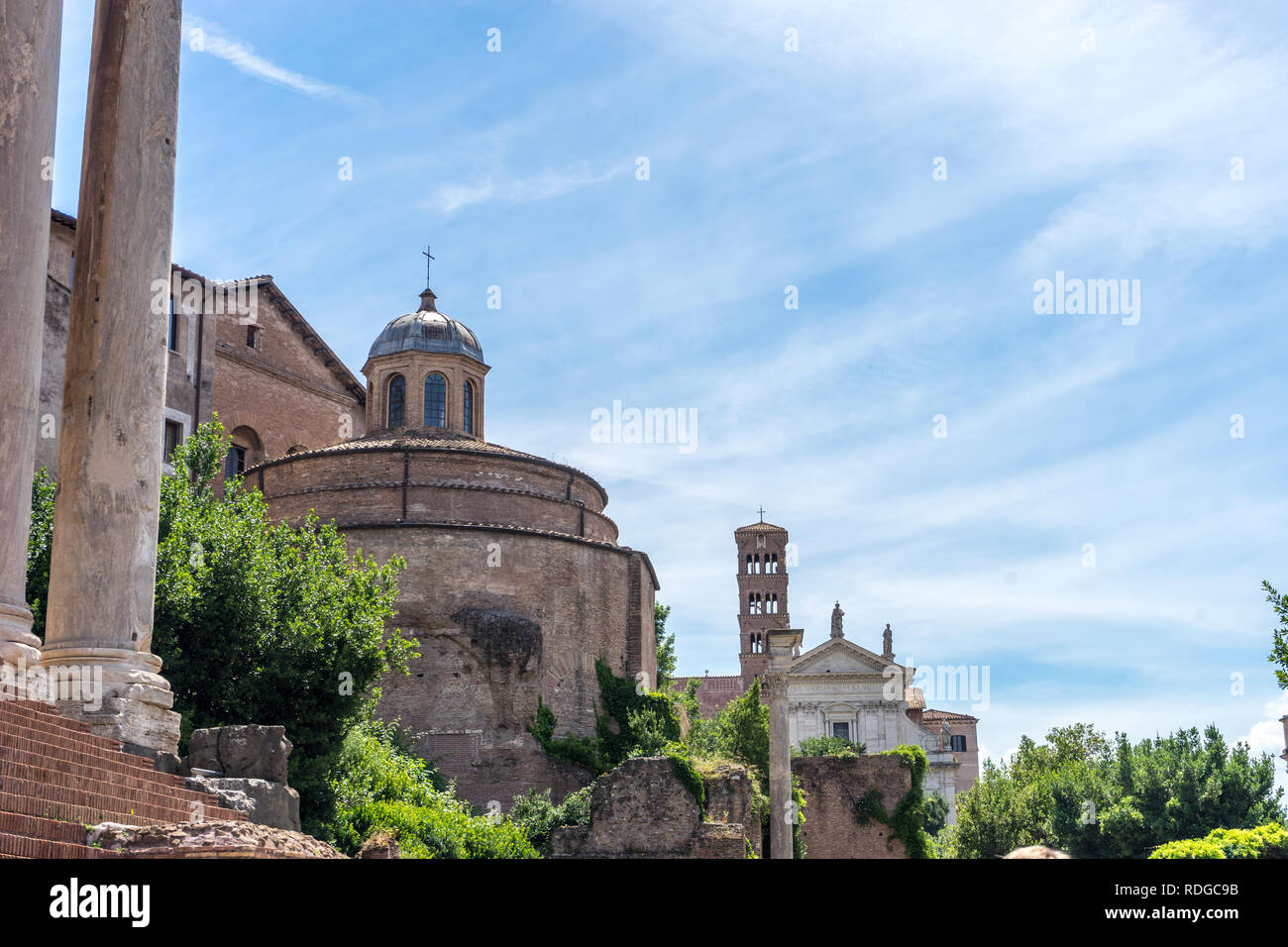 Die antiken Ruinen der Tempel des Antoninus und der faustina am Palatin Hügel, Forum Romanum in Rom Stockfoto