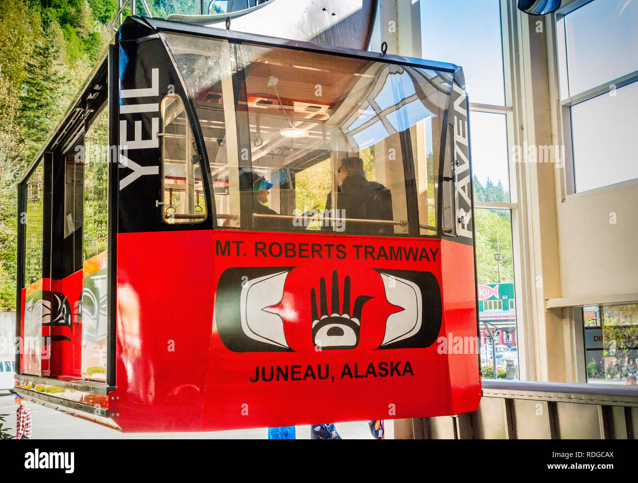 September 14, 2018 - Juneau, Alaska: Zwei Touristen wieder in eine rote Seilbahn vom Mount Roberts Tramway Visitor Center. Stockfoto