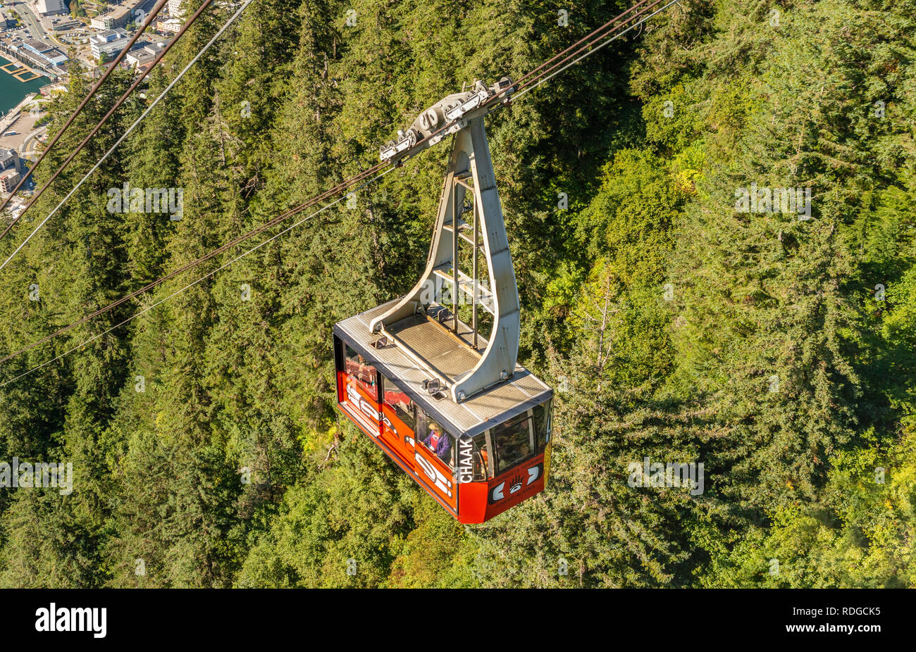 September 14, 2018 - Juneau, Alaska: Ansicht von Oben nach Unten Blick auf ed Mount Roberts Tramway Auto aufsteigend zu Skybridge am Anfang der Fahrt. Stockfoto