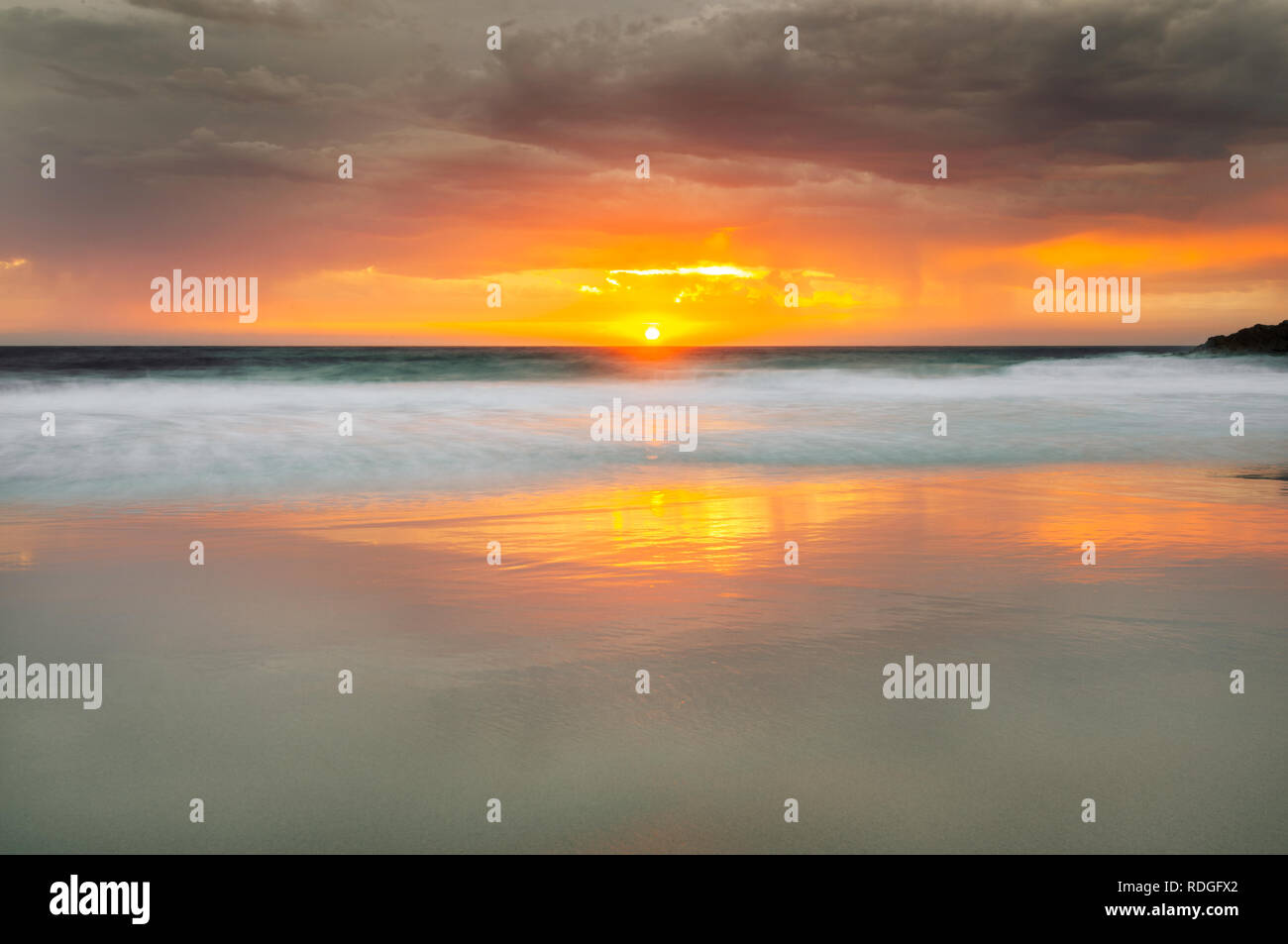 Bunte sunrise an Stumpys Bay. Stockfoto