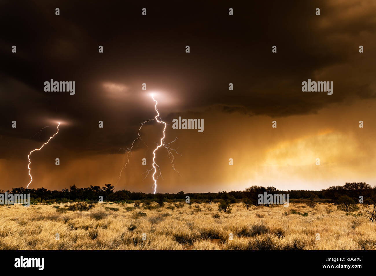 Gewitter und Blitz in der australischen Wüste. Stockfoto