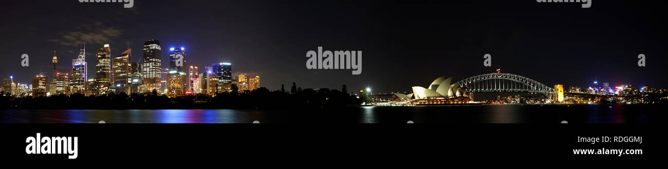 Panoramablick auf die Skyline von Sydney mit der Harbour Bridge und Opera House in der Nacht Stockfoto