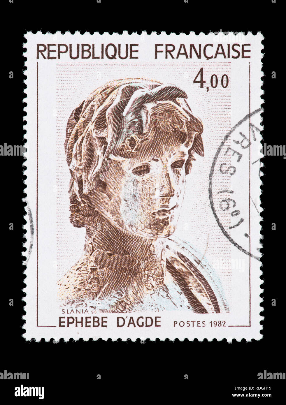 Briefmarke aus Frankreich zeigen einen jungen griechischen Soldaten, griechische Skulptur von Agude. Stockfoto