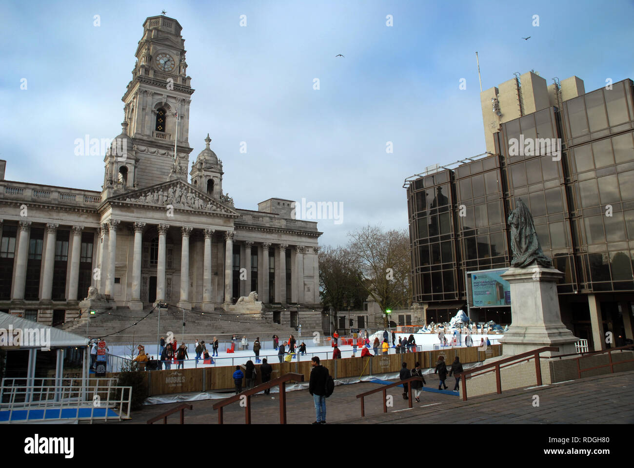 Leute Eislaufen auf der Eisbahn, Guildhall Square, Portsmouth, Hampshire, UK. Stockfoto