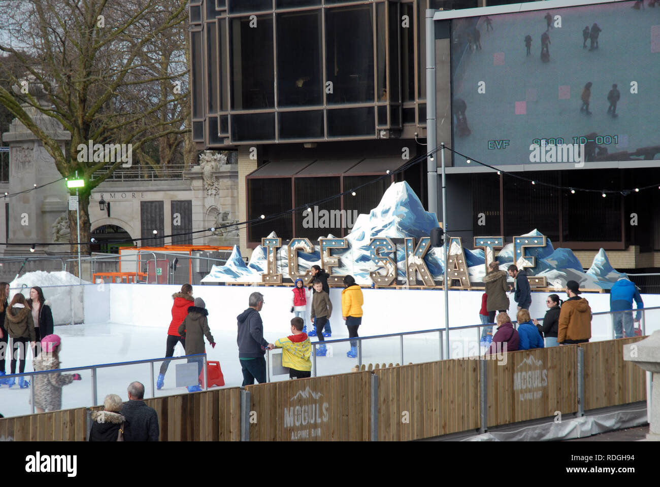 Leute Eislaufen auf der Eisbahn, Guildhall Square, Portsmouth, Hampshire, UK. Stockfoto