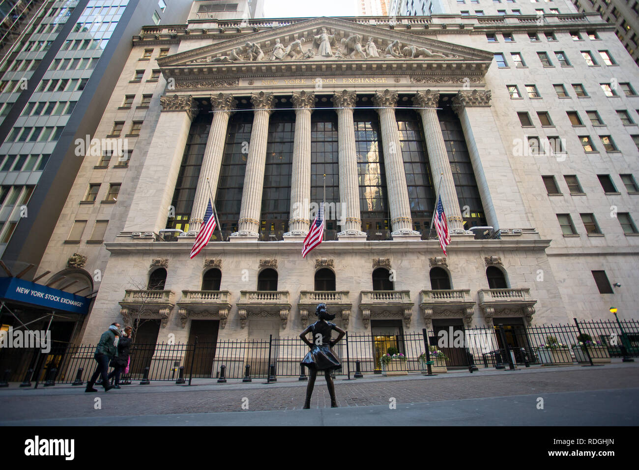 Allgemeine Ansicht GV der New York Stock Exchange, Wall Street, Manhattan, New York, USA mit Blick auf den furchtlosen girl Statue Stockfoto