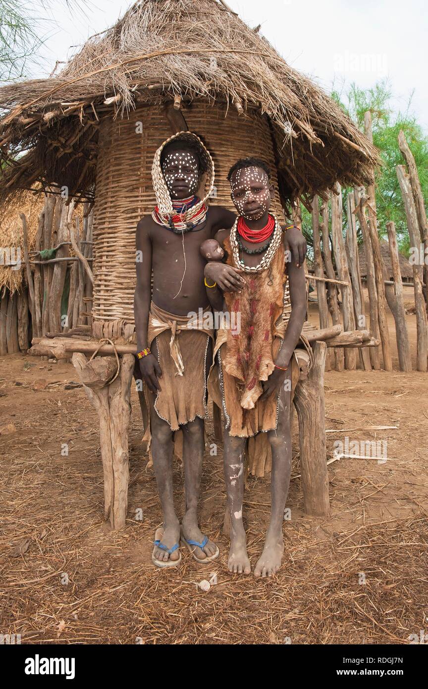Zwei Karo Mädchen mit Halsketten aus cowry shells Gesichts- und Gemälden, Omo-tal, südlichen Äthiopien, Afrika Stockfoto