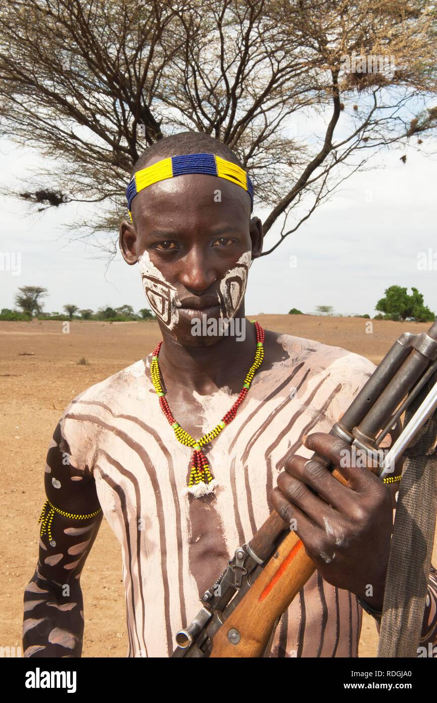 Karo Krieger mit Gesichts- und Gemälde mit einem Gewehr, Omo-tal, südlichen Äthiopien, Afrika Stockfoto
