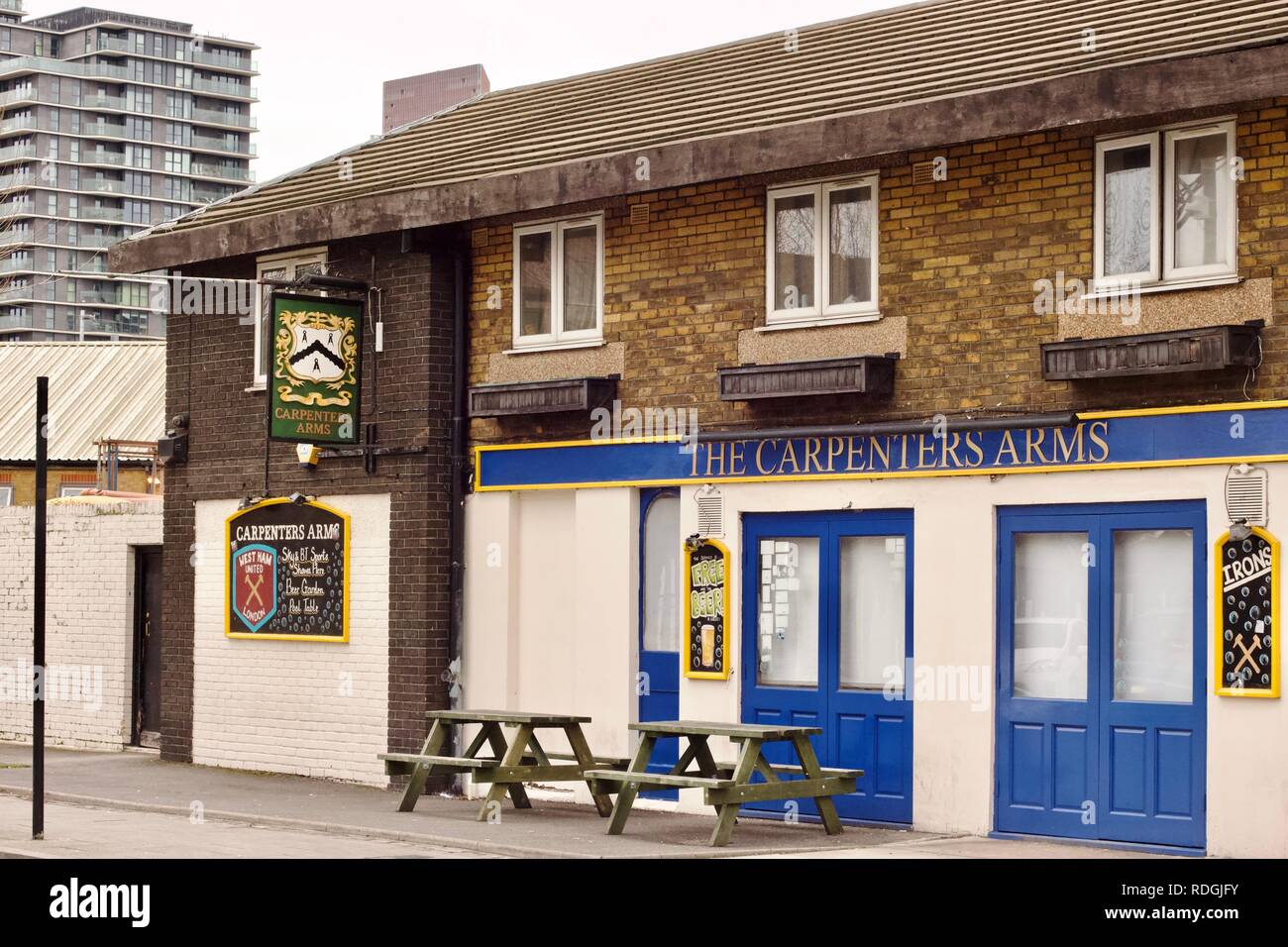 Ein Pub, die Zimmerleute Waffen in Stratford, East London, die auf die Unterstützung der englischen Football team West Ham United Stockfoto