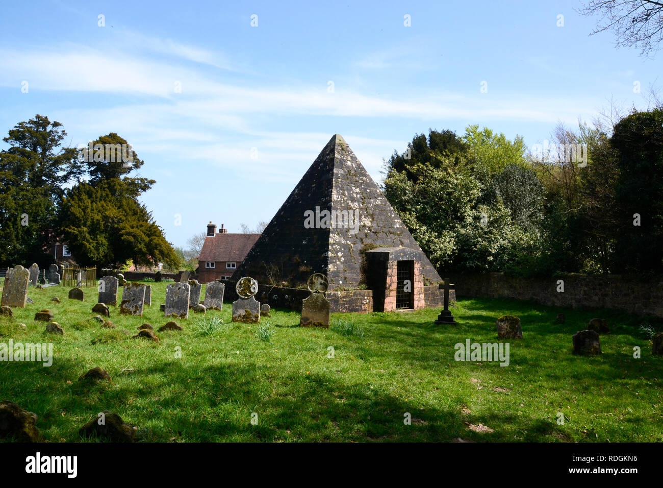 Jack Fuller Pyramide ist eine 25 Fuß hohe mausoleum in 1811 gebaut. Es steht auf dem Friedhof von St. Thomas à Becket, Brightling, East Sussex Stockfoto