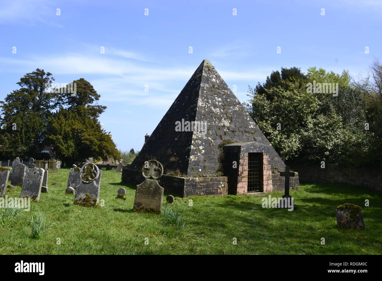 Jack Fuller Pyramide ist eine 25 Fuß hohe mausoleum in 1811 gebaut. Es steht auf dem Friedhof von St. Thomas à Becket, Brightling, East Sussex Stockfoto