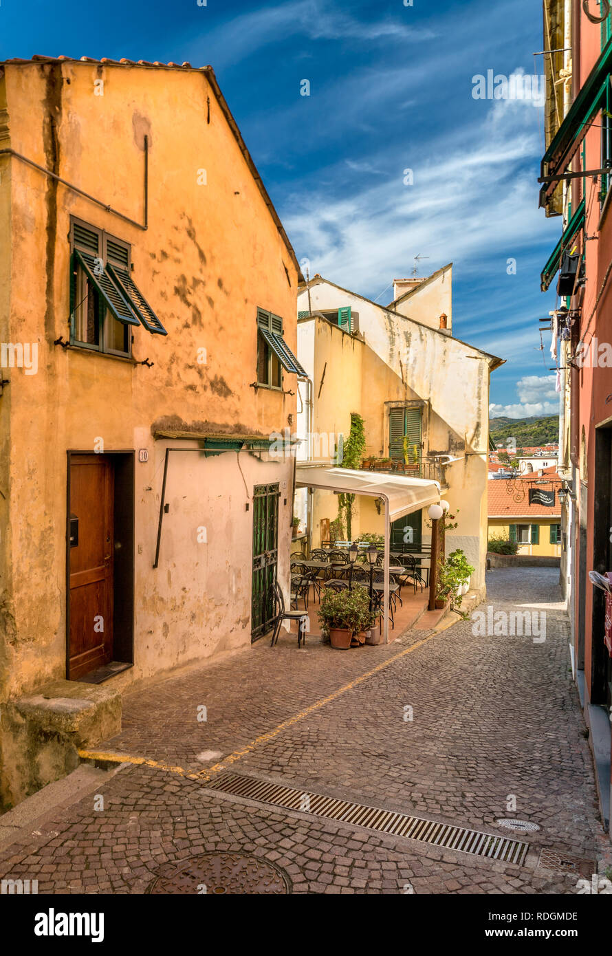 Straße in der Altstadt von Cervo, Riviera di Ponente, Ligurien, Italien Stockfoto