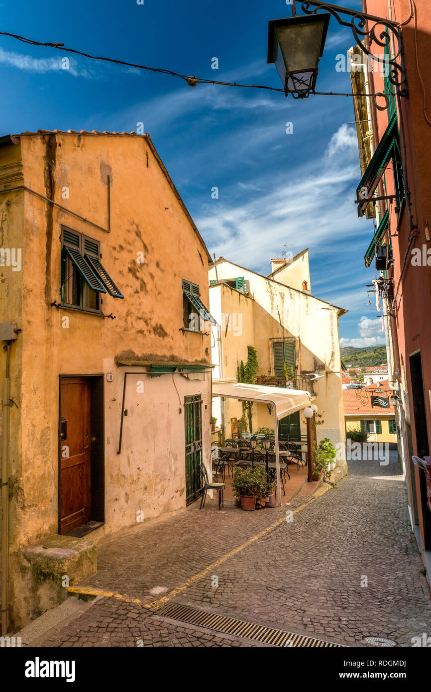 Straße in der Altstadt von Cervo, Riviera di Ponente, Ligurien, Italien Stockfoto