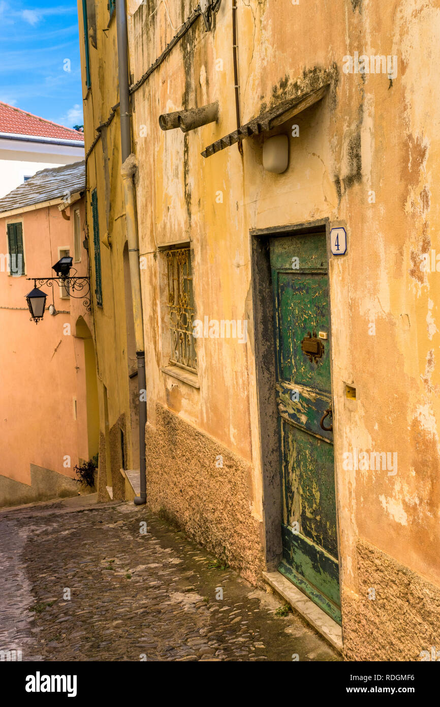 Gasse in der Altstadt von Cervo mit ändern Holztüre, Riviera di Ponente, Ligurien, Italien Stockfoto