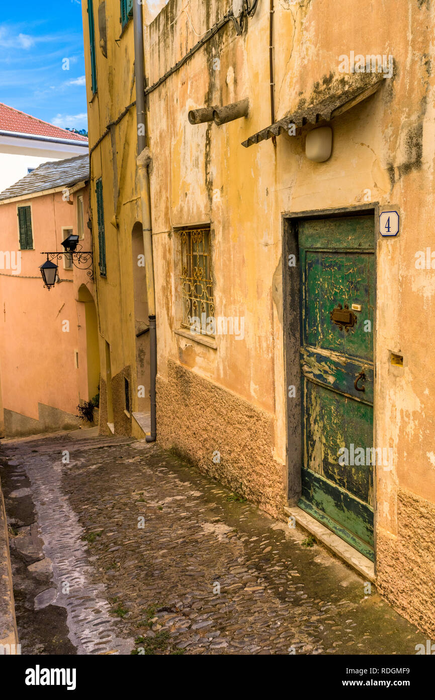 Gasse in der Altstadt von Cervo mit ändern Holztüre, Riviera di Ponente, Ligurien, Italien Stockfoto