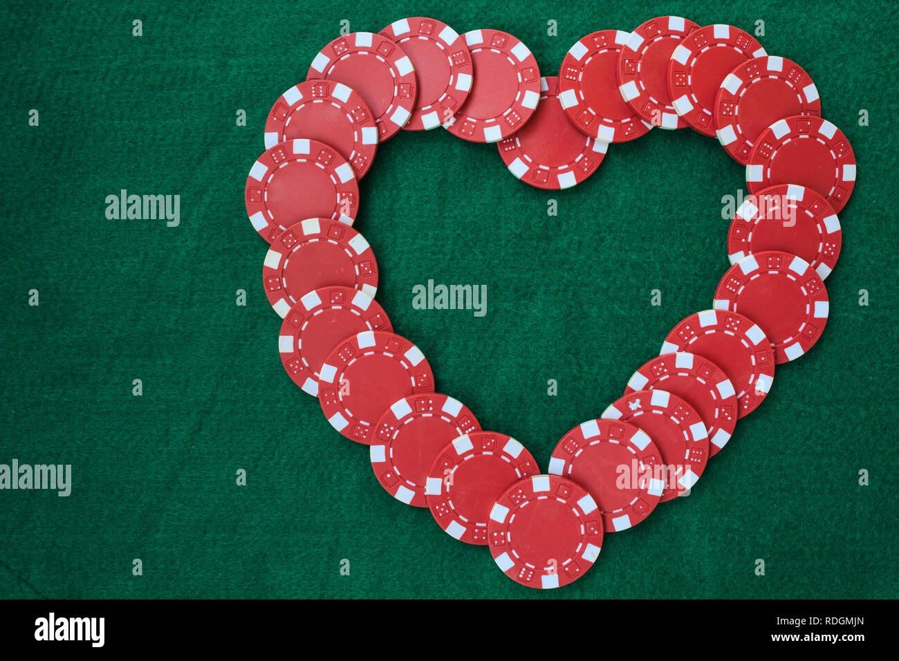 Herz mit Poker chips, auf grünem Hintergrund. Ansicht von oben mit der Kopie. Stockfoto