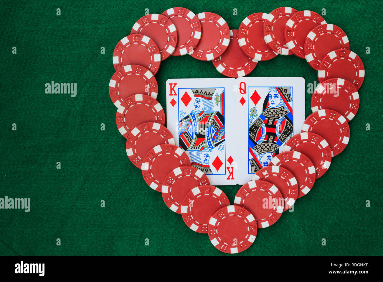 Herz mit Poker chips, mit dem König und der Königin von Diamanten, auf grünem Hintergrund. Ansicht von oben mit der Kopie. Stockfoto