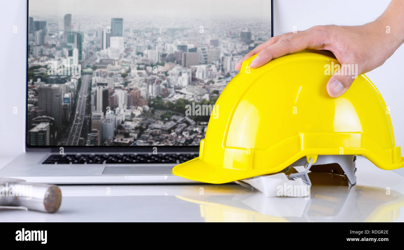 Bauingenieur ist Abholung Schutzhelm mit Tokio Hintergrund Stockfoto