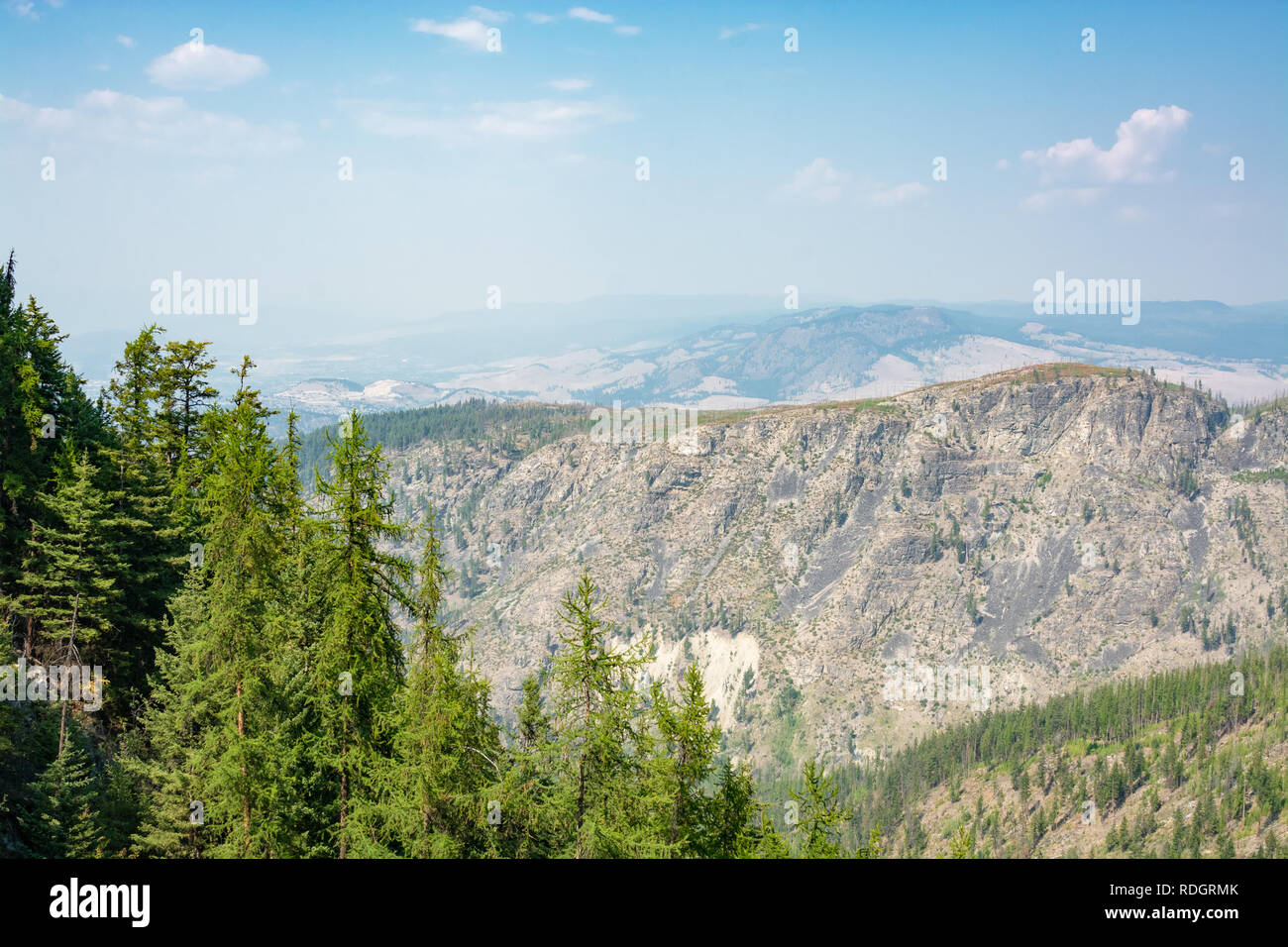 Blick auf den Okanagan Valley mit Bergen Tops mit Rauch von Waldbränden bedeckt. Stockfoto