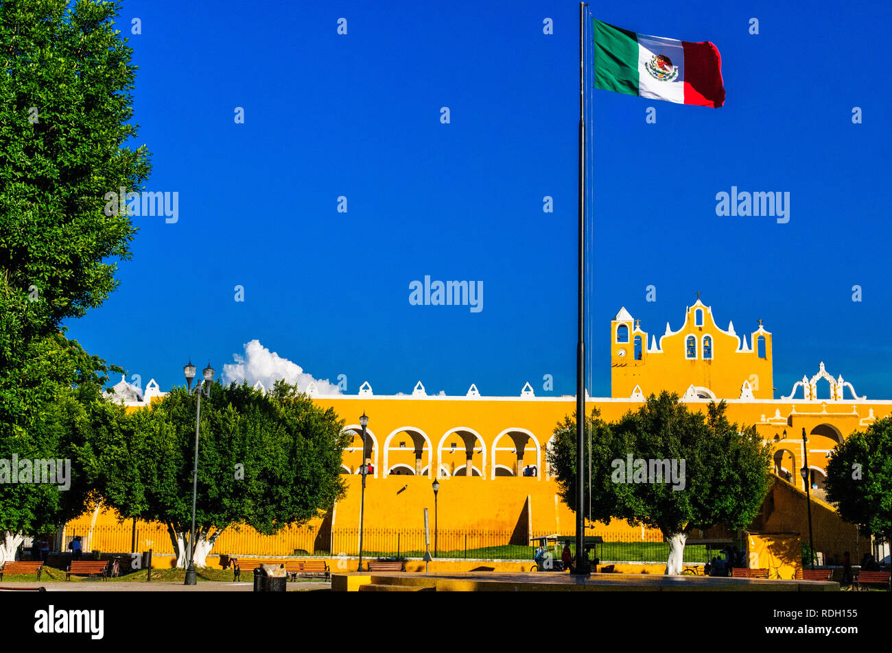 Schönen Kloster von Izamal in Gelb mit einem kolonialen Architektur und der Mexikanischen Flagge floating in Yucatan, Mexiko lackiert Stockfoto