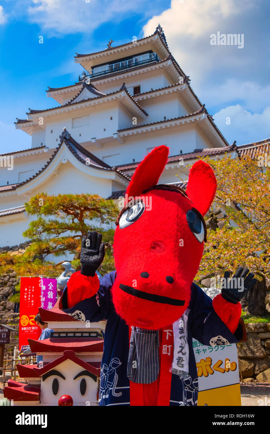 Aizuwakamatsu, Japan - 21 April 2018: Unbekannte japanische Kleider ein 'Akabeko' eine legendäre Kuh aus dem Aizu region Maskottchen am Aizu-Wakamatsu Ca Stockfoto