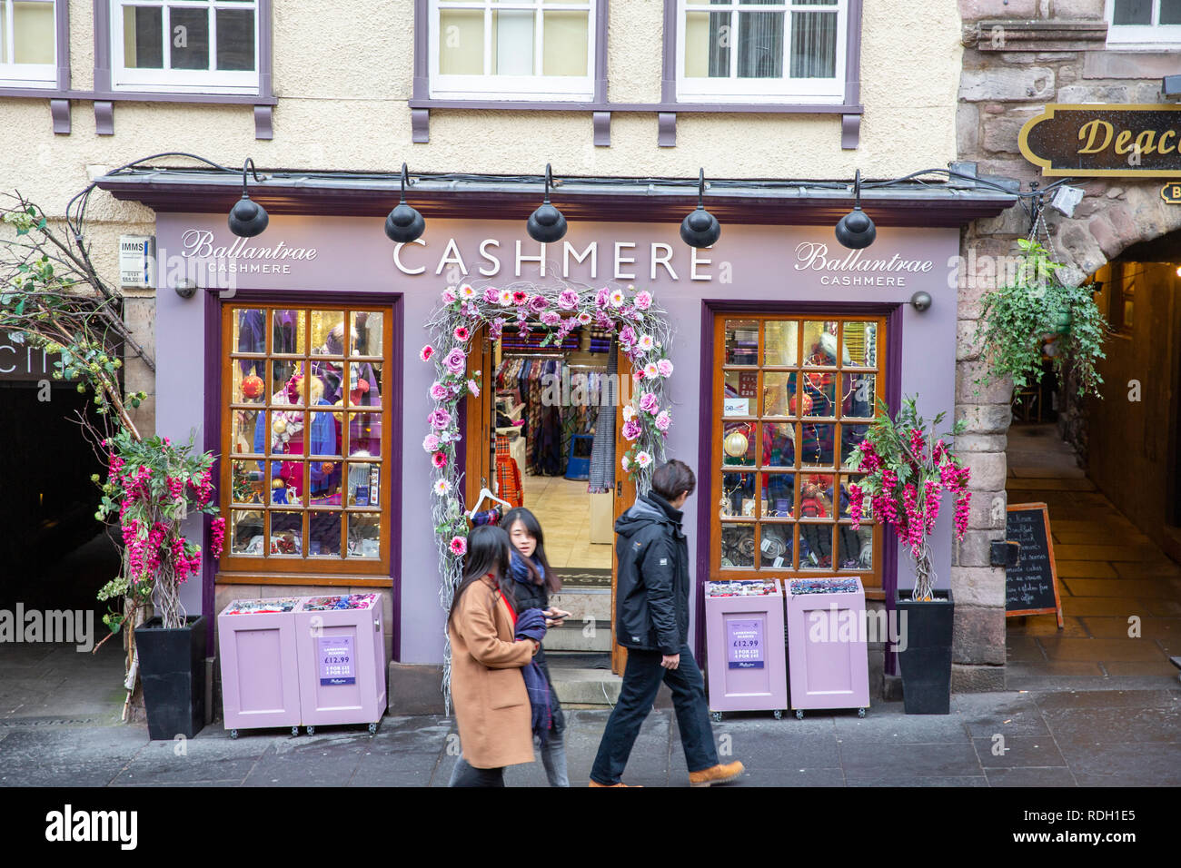 Cashmere Shop in Edinburgh auf der Royal Mile mit asiatischen Besucher Touristen zu Fuß durch, das Stadtzentrum von Edinburgh, Schottland Stockfoto