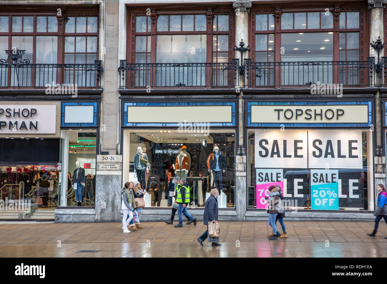 Topshop Topman Bekleidungsgeschäft in Edinburgh mit großen Verkaufsschildern für die januar-Verkäufe, Edinburgh, Schottland, Großbritannien Stockfoto