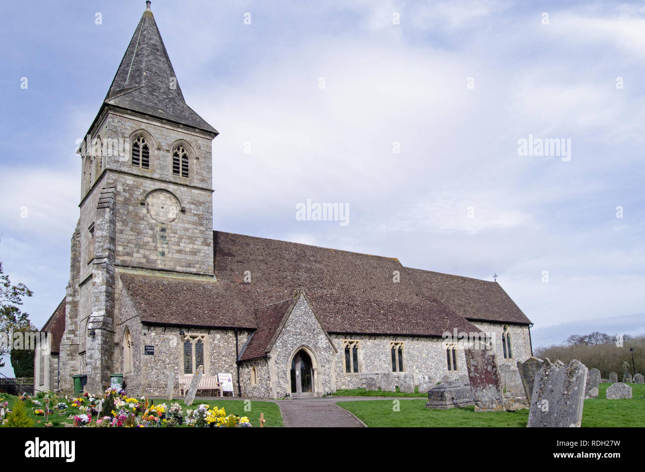 Ansicht in der Frühlingssonne des historischen Anglikanische Kirche von St Mary in der Hampshire Stadt Overton. Stockfoto