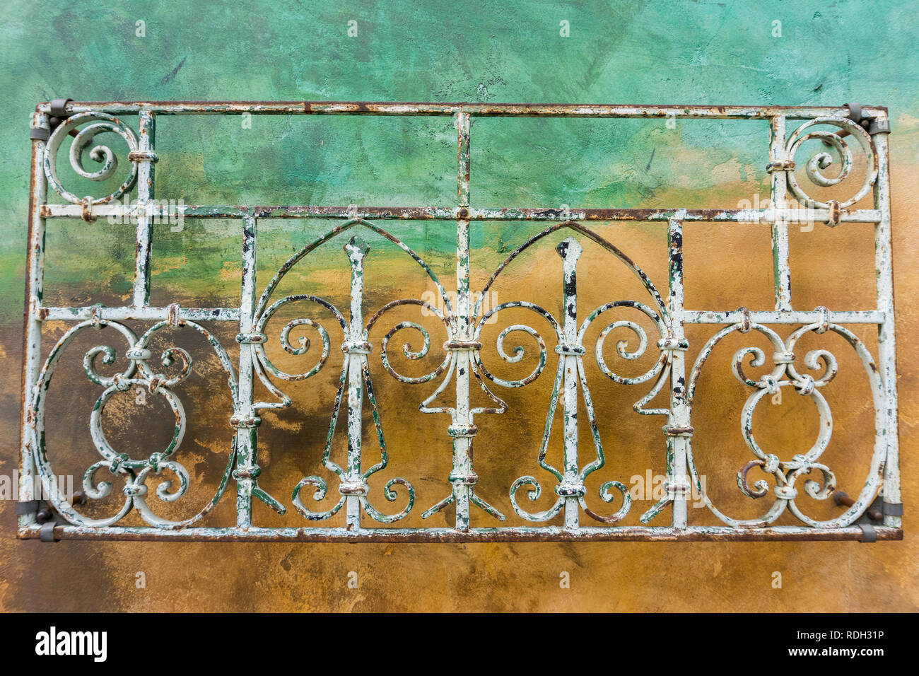 Vintage geschmiedeten Eisen Verzierungen; farbige Wand Hintergrund, Kalifornien Stockfoto