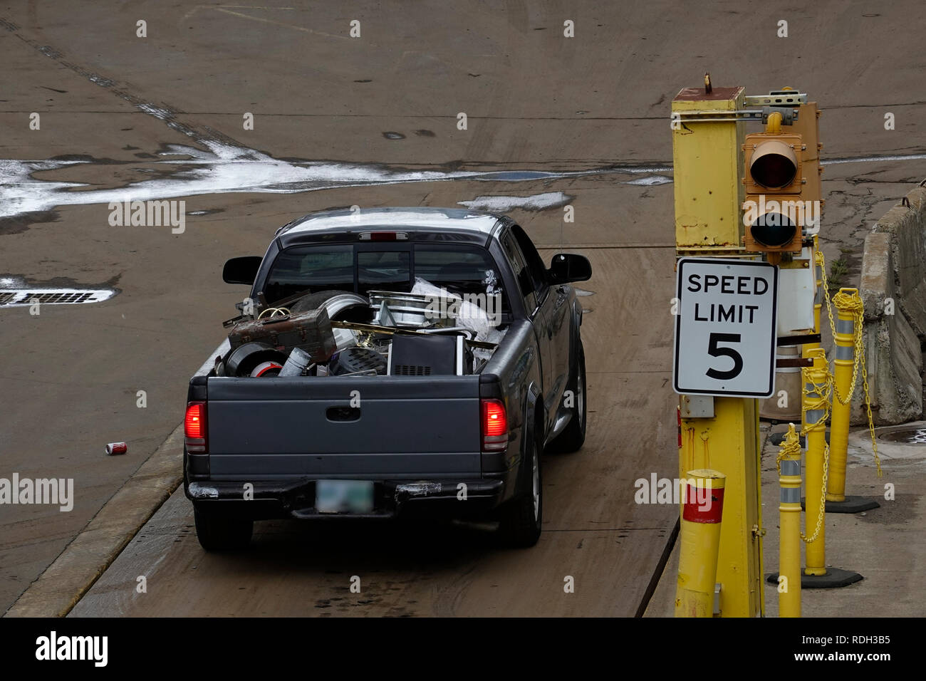 Wiegen in Metallen in Lkw-dump Hof Manchester, New Hampshire Stockfoto