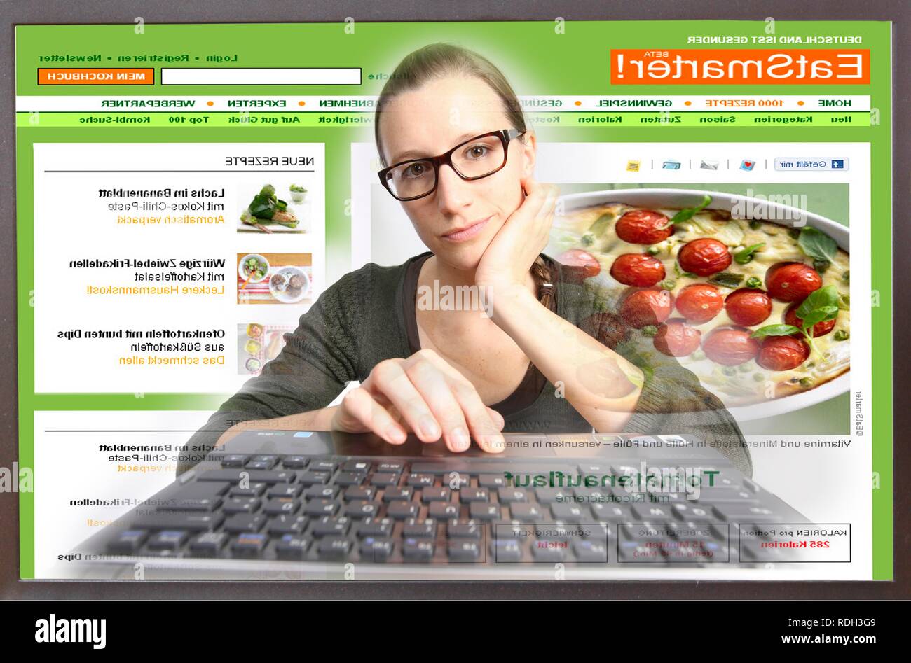 Frau beim Surfen im Internet auf einem Computer, web Seite mit Kochrezepten, Aussicht vom Monitor Stockfoto