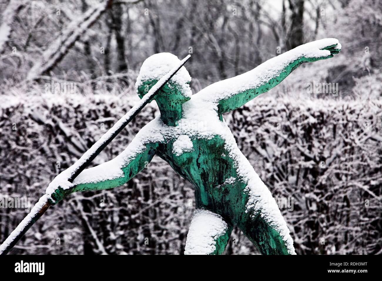 Verschneite Skulptur im winterlichen Gruga Park, Artwork Speerwerfer von Ernst Seger, Essen, Nordrhein-Westfalen Stockfoto