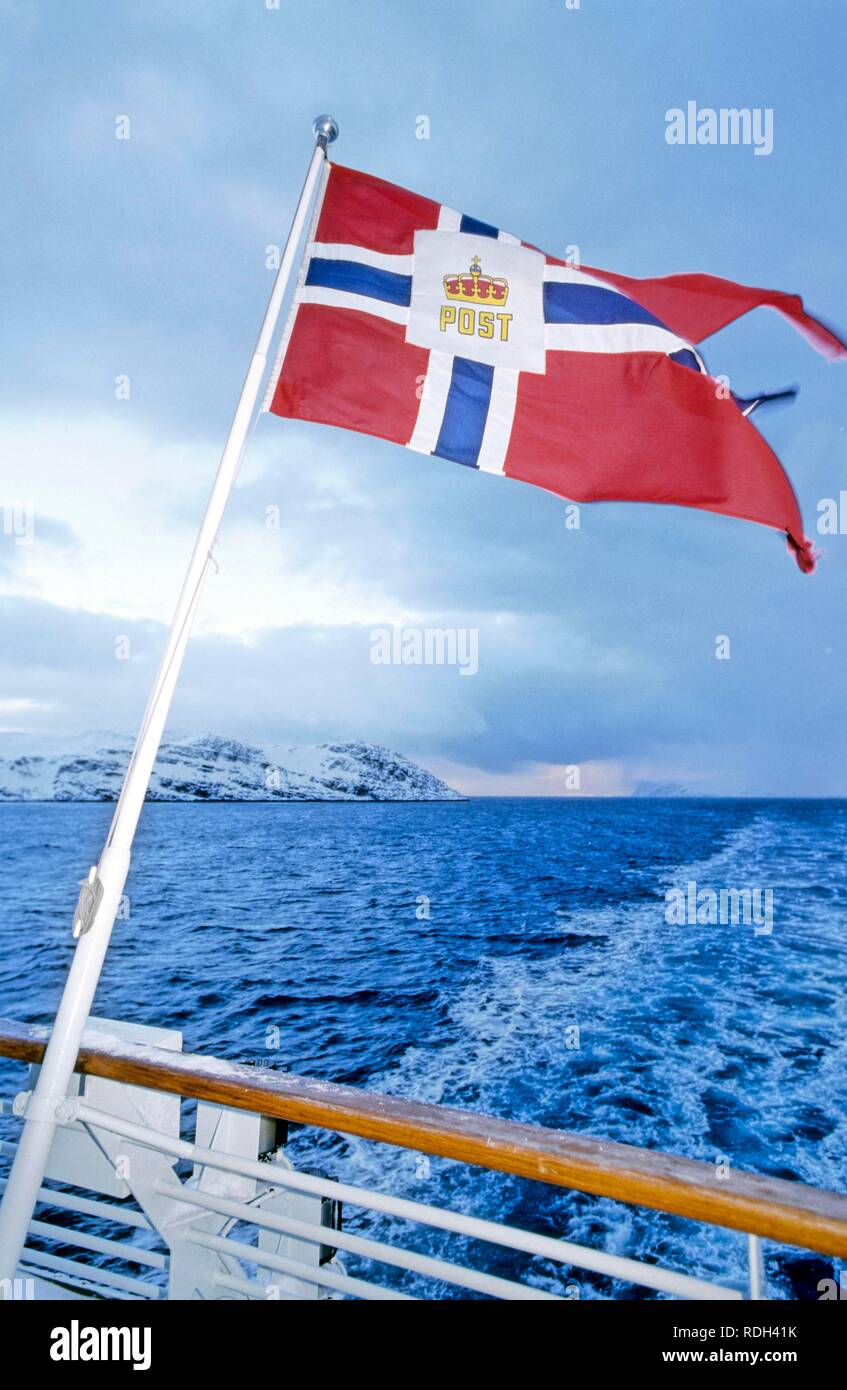 Flagge am Heck eines Hurtigruten Postal service Boot, Norwegen, Europa Stockfoto