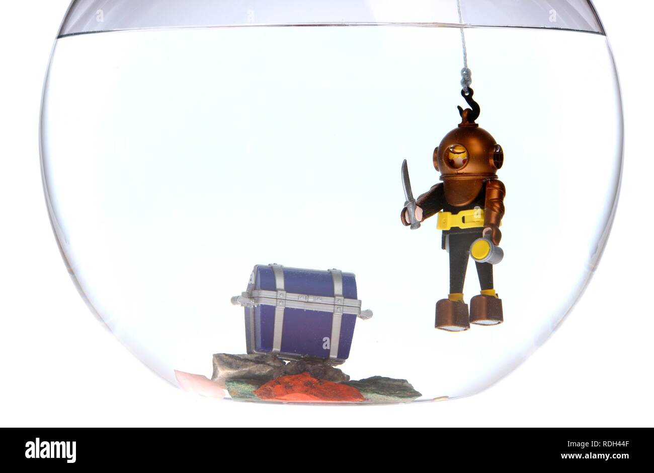 Spielzeug Tiefsee Taucher mit einer Schatztruhe in einem Goldfischglas, Abbildung Stockfoto